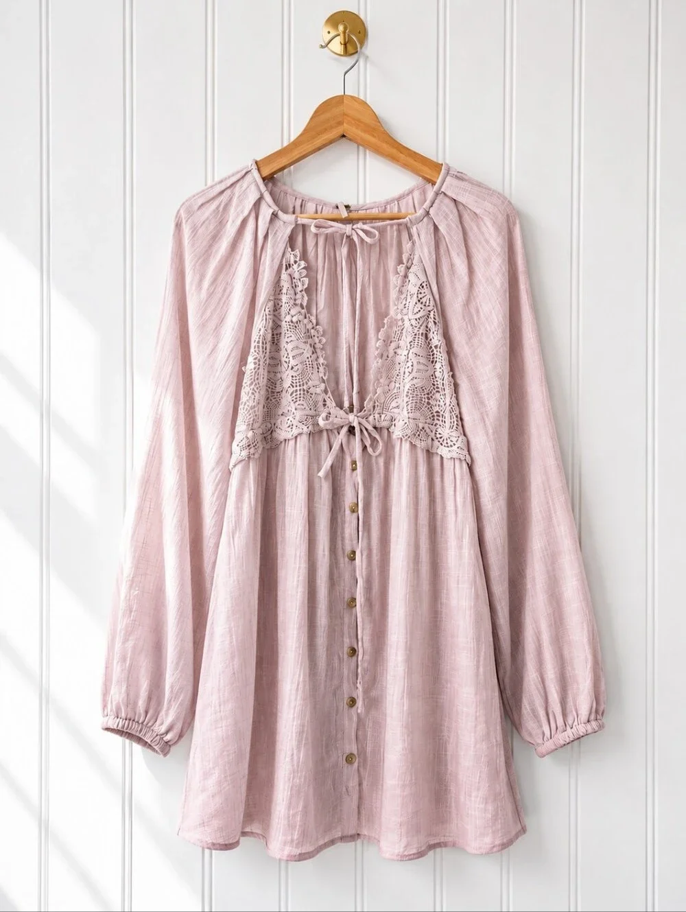 Free People soft boho lavender mini dress with lace-trim bodice. Size SP